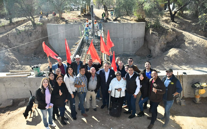 Supervisa Toño Astiazarán avances en puente peatonal de la colonia La